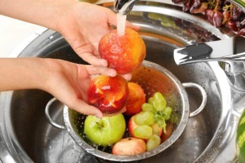 Πλύσιμο φρούτων για την πρόληψη της εμφάνισης παρασίτων στο σώμα